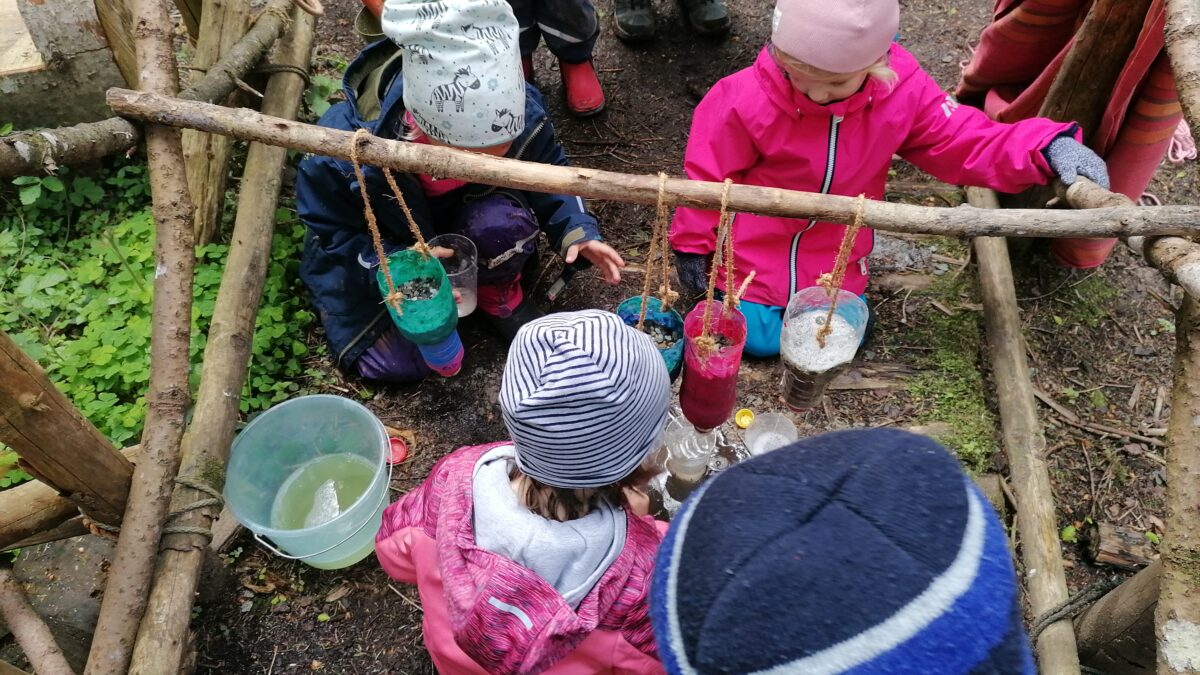 Experimentieren in der Waldspielgruppe Neudorf