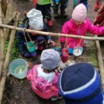 Experimentieren in der Waldspielgruppe Neudorf